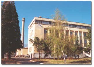 [image: The main building of the Nuclear Scientific and Experimental Center with Research Reactor IRT-2000 of the INRNE - facade
